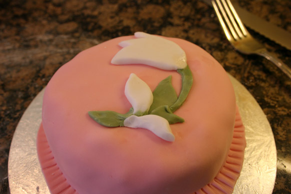 Decorating a cake step 12.