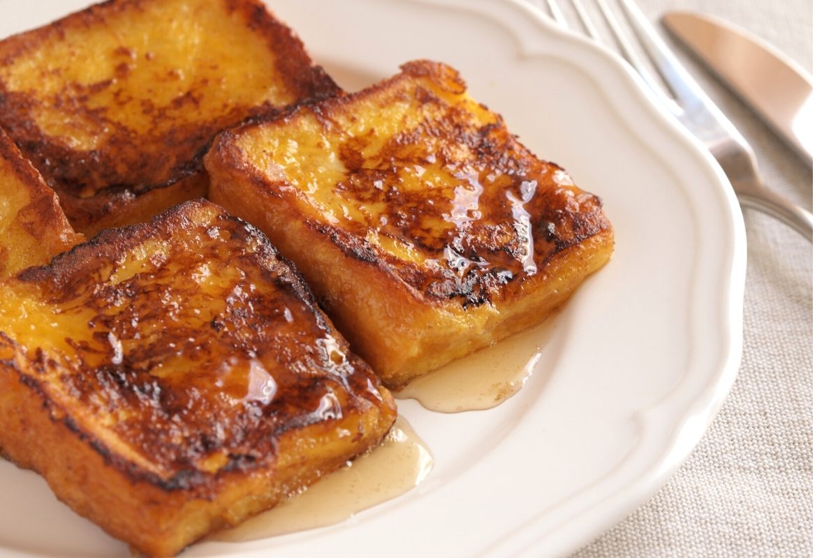A plate with New Orleans pain perdu.