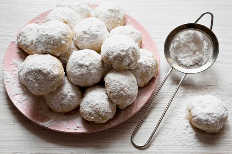 A plate with Mexican wedding cookies.