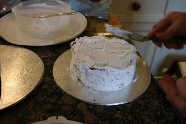 Decorating a cake step 6.