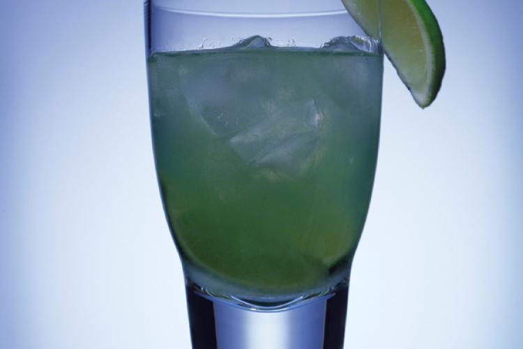 A glass with the drink surfer's paradise, a refreshing combination with lime.
