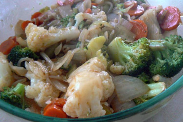 Chop suey in a serving plate.