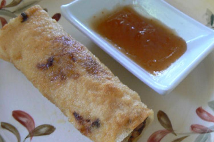 Spring roll and dipping sauce.