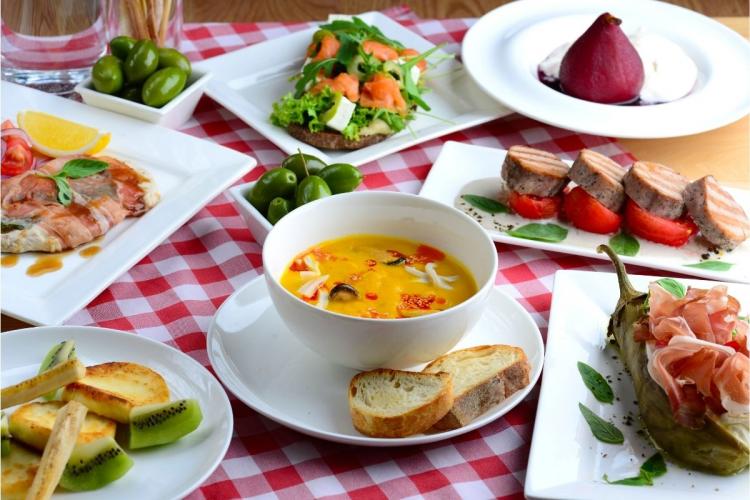 Delicious meals in plates on chequered tablecloth.