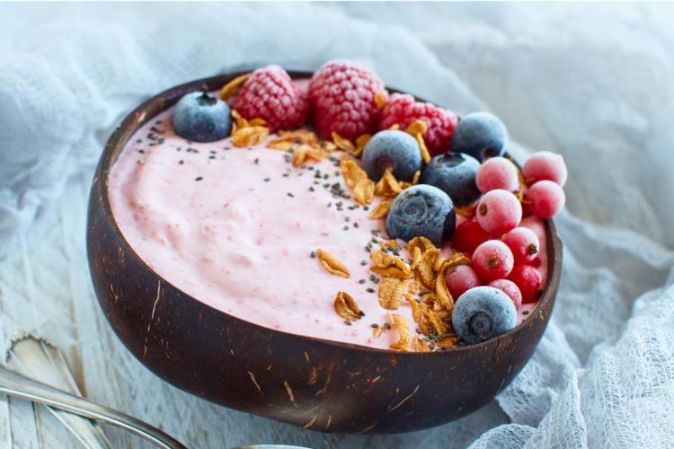 A smoothie bowl with oats, chia seeds and some wild berries.
