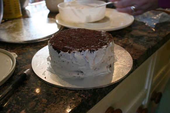 Decorating a cake step 4.