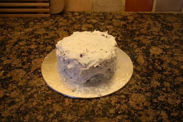 Decorating a cake step 7.