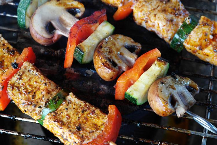 Low fat kebabs with chicken and vegetables.