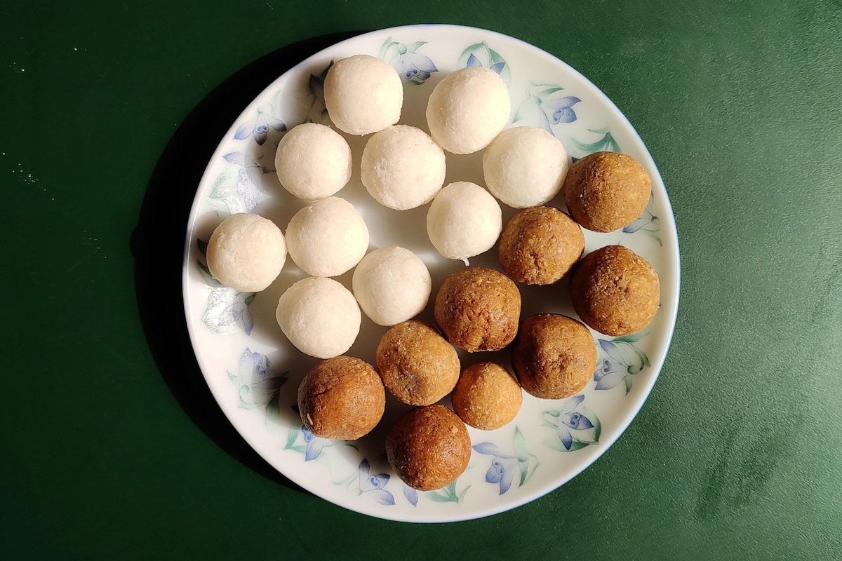 Coconut balls made with white sugar and jaggery.