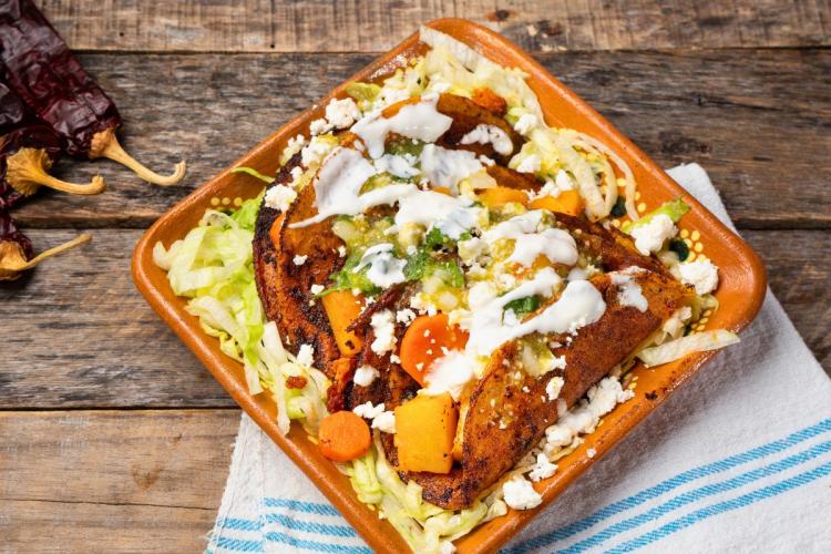 A plate with enchiladas potosinas.
