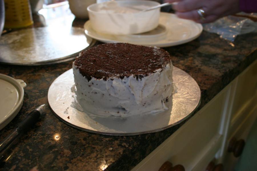 Decorating a cake step 4.