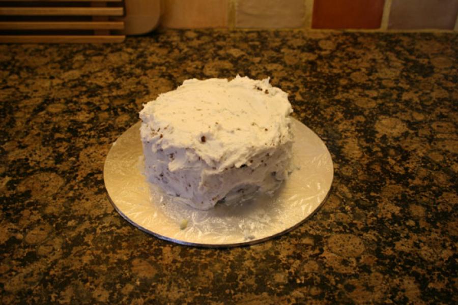 Decorating a cake step 7.