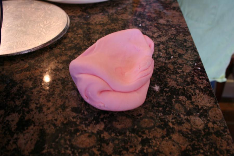 Decorating a cake step 8.