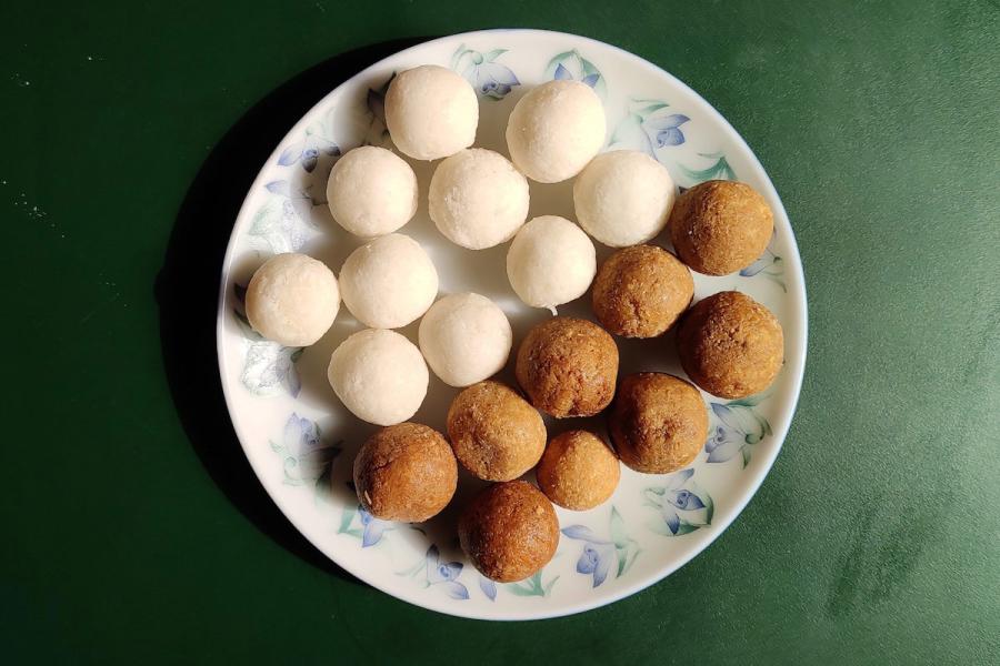 Coconut balls made with white sugar and jaggery.