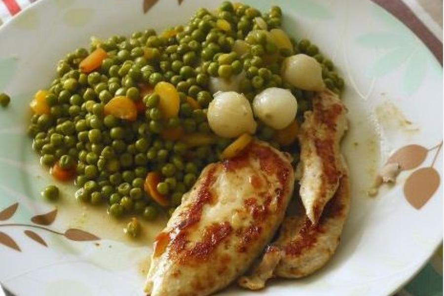 Chicken breast with peas and onions.